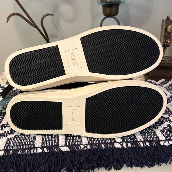 NWT TOMS Croc Embossed Leather And Faux Fur Paxton Slip Ons - Picture 13 of 13